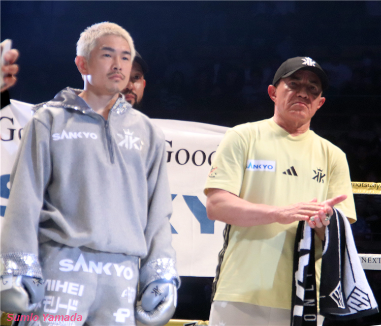 Kazuto Ioka scores a knockdown against the undefeated Martinez but fails to reclaim the title in the WBA World Super Flyweight Championship.
井冈一翔击倒不败的马丁内斯，但未能重新夺回WBA世界超蝇量级冠军头衔。